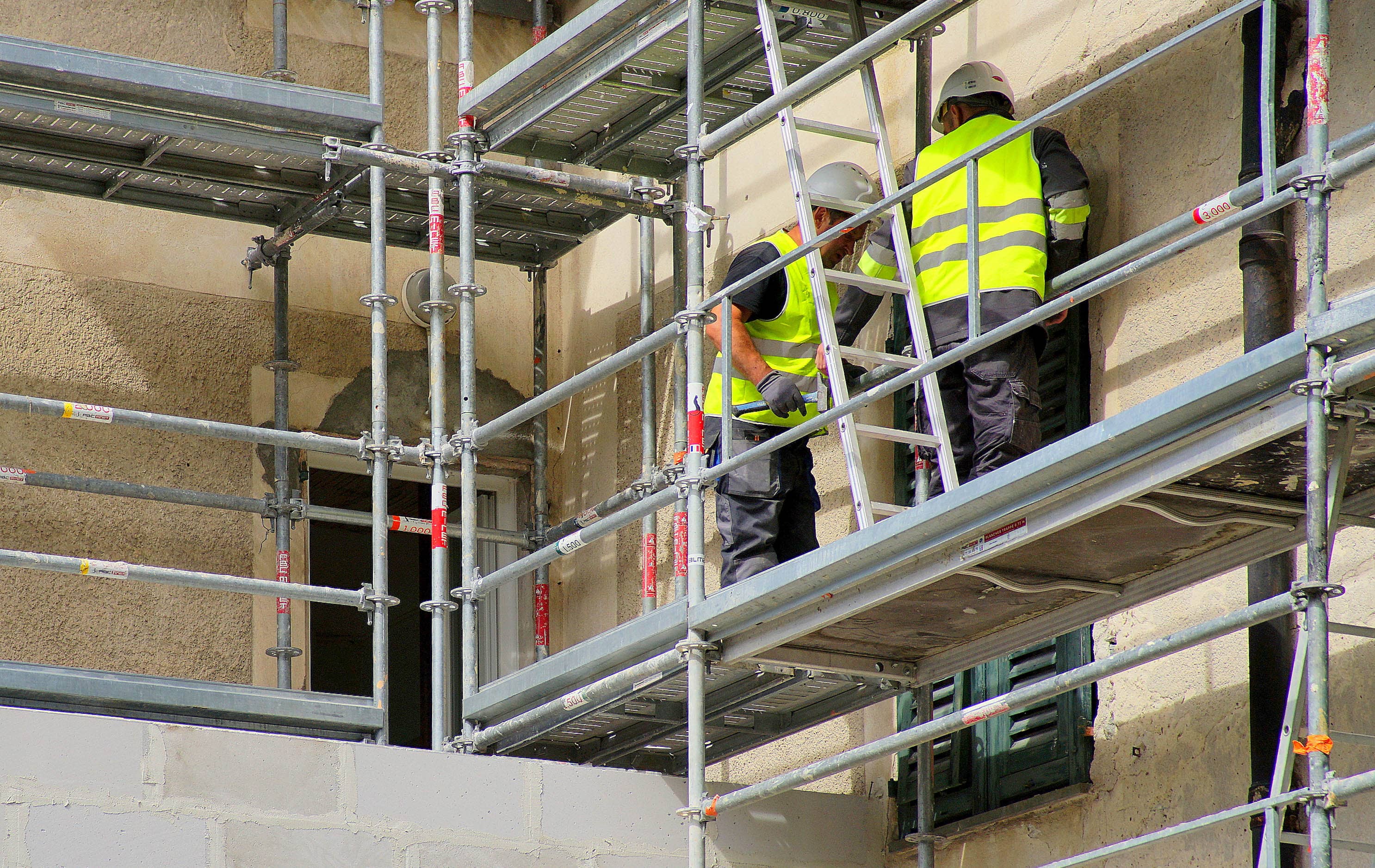 Choosing a contractor for facade renovation on the Riviera