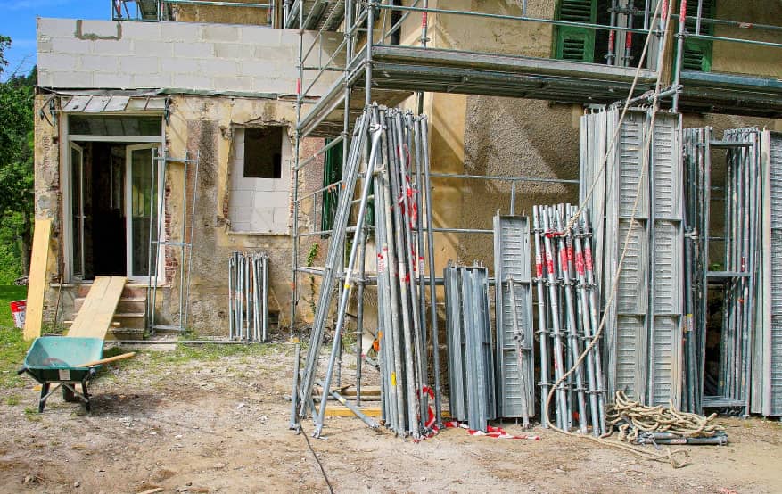 Scaffolding installation for facade renovation in Cap d’Antibes